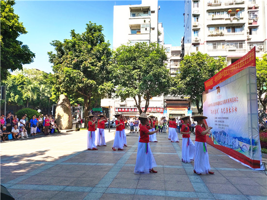 以歌舞表達(dá)愛(ài)國(guó)深情
